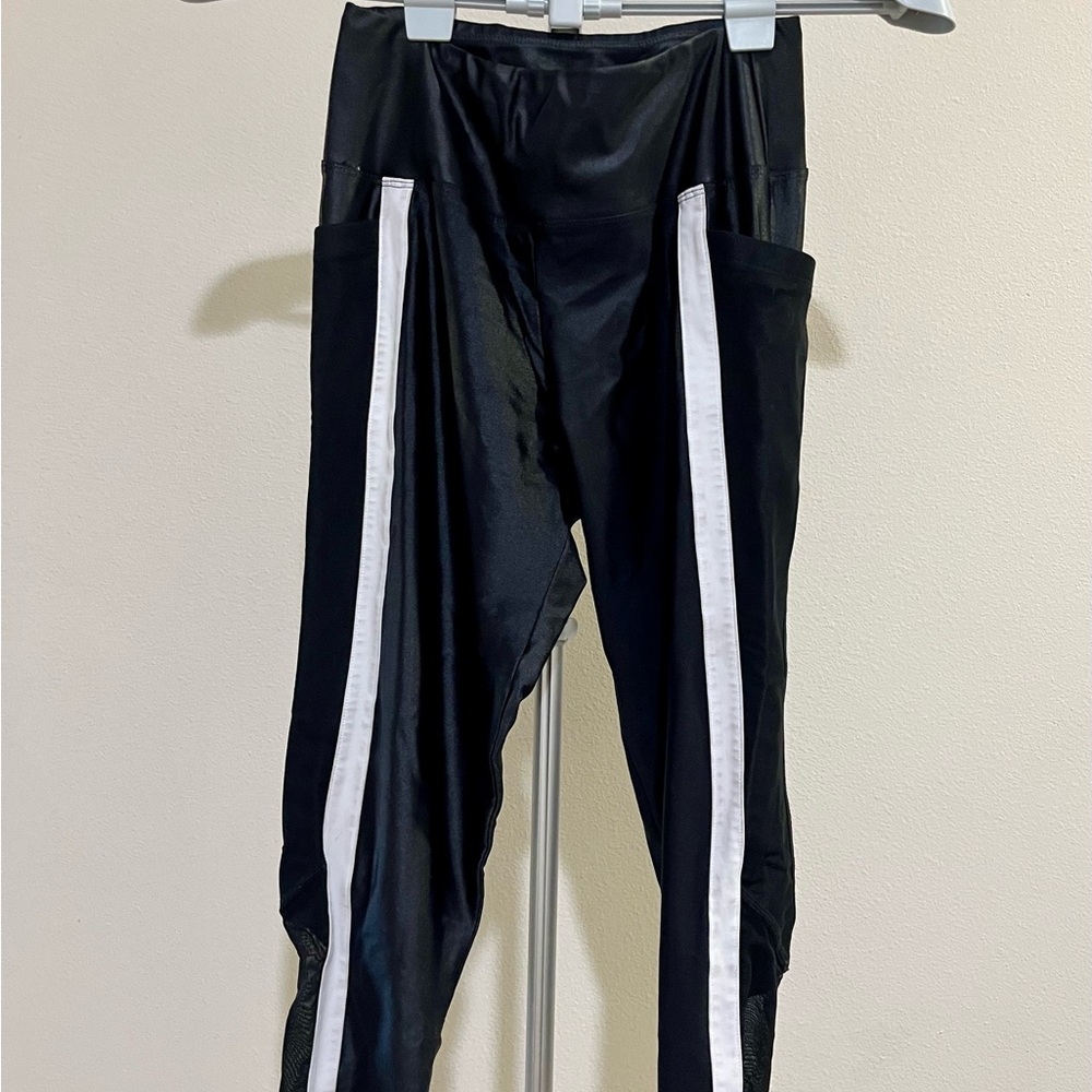 Brazilian wear capri leggings.Pockets on the side and mesh on back down.
Size L